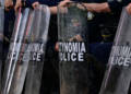 Εξάρχεια: Επίθεση κουκουλοφόρων σε αστυνομικούς των ΜΑΤ- 14 προσαγωγές