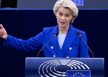 Φον ντερ Λάιεν: Η ΕΕ αντιμετωπίζει υβριδικό πόλεμο