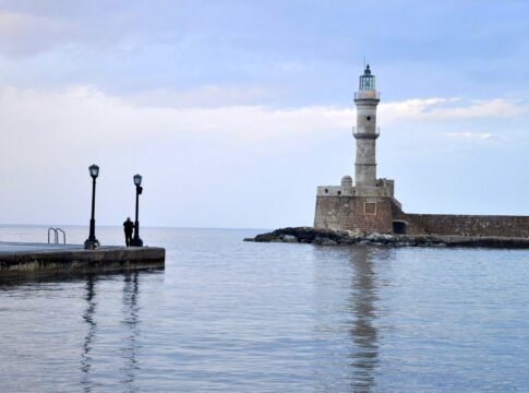 Φωταγωγείται ο Φάρος στο Ενετικό Λιμάνι Χανίων για την Παγκόσμια Ημέρα Ευαισθητοποίησης για το Σύνδρομο Rett