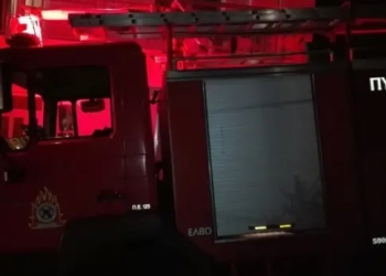 Φωτιά στο οικόπεδο της ΕΡΤ στη Σούδα – Άνδρας έκαιγε χόρτα για να ζεσταθεί