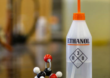 FT: Η ΕΕ εξετάζει να απαγορεύσει τη χρήση αιθανόλης λόγω φόβων για καρκίνο