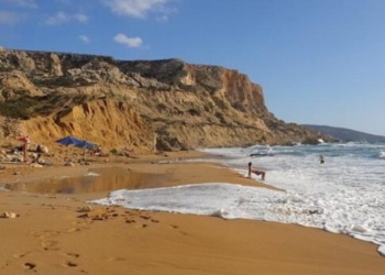 Γυναίκα ανασύρθηκε νεκρή από παραλία δίπλα στα Μάταλα