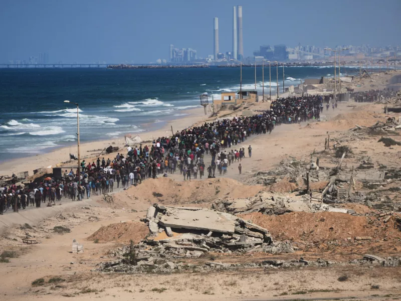 Πλήθος στη Γάζα παραλία