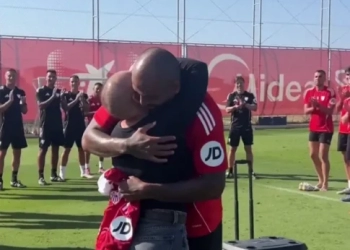 Η σύζυγος του Μαρκάο νίκησε τον καρκίνο και η Σεβίλλη την υποδέχθηκε με πανηγυρικό τρόπο στην προπόνηση