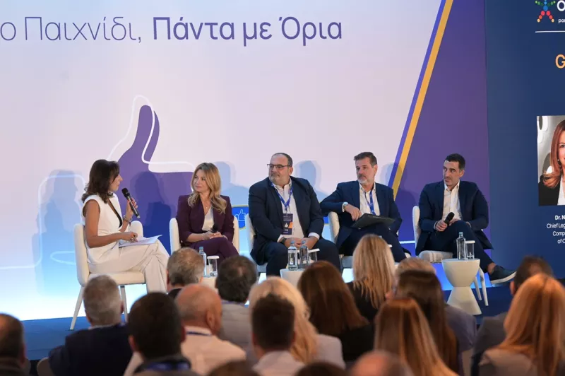 Μαίρη Παπακωνσταντίνου, Δρ. Νάνση Βέρρα, Αλέξανδρος Ντάβος, Γιώργος Πουλημάς, και Νίκος Φλίγκος στο πάνελ «Βέλτιστες πρακτικές στον κλάδο των τυχερών παιγνίων-Από τη θεωρία στην πράξη»