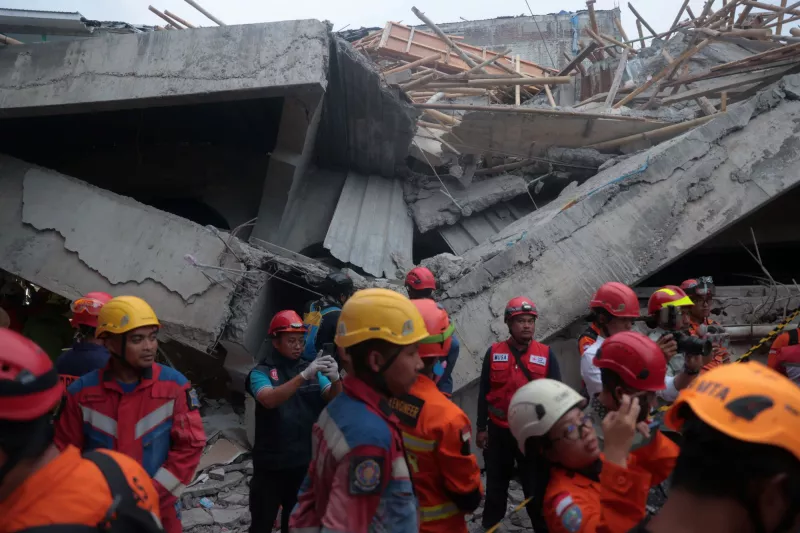Ινδονησία - Κατάρρευση οικοτροφείου: Στους 9 οι νεκροί - 59 αγνοούμενοι