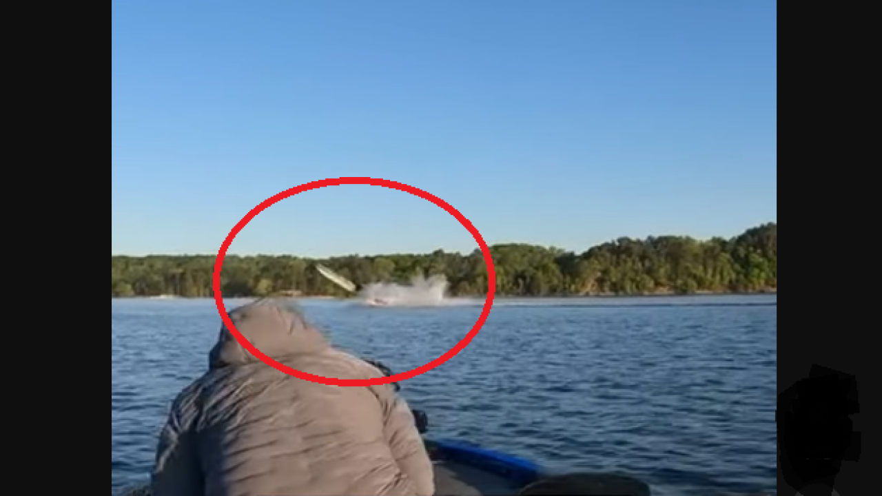 ΗΠΑ: Βίντεο με 22χρονο να πέφτει με ταχύπλοο σε σκάφος ψαράδων