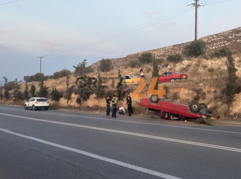 Ηράκλειο: Αυτοκίνητο «έπεσε» από τον παράδρομο στην επαρχιακή οδό και «τούμπαρε»