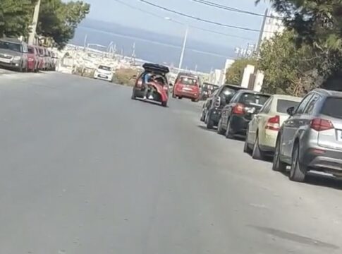 Ηράκλειο – Εικόνα που κόβει την ανάσα: Επιβάτης «κρεμασμένος» στο πορτ μπαγκάζ αυτοκινήτου