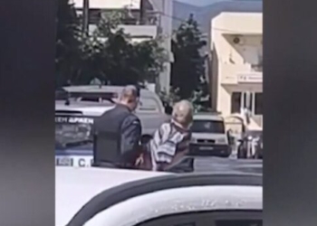 Ηράκλειο: H στιγμή που αστυνομικός εκτός υπηρεσίας έσωσε ηλικιωμένη από τα χέρια του συζύγου της – Βίντεο