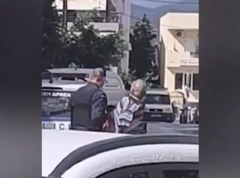 Ηράκλειο: H στιγμή που αστυνομικός εκτός υπηρεσίας έσωσε ηλικιωμένη από τα χέρια του συζύγου της – Βίντεο