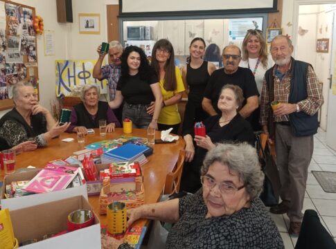 Ηράκλειο: Ηλικιωμένοι συγκέντρωσαν σχολικά είδη και έφτιαξαν μολυβοθήκες για μικρούς μαθητές