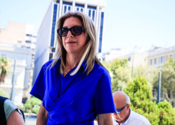 Καρυστιανού για μνημείο Αγνώστου Στρατιώτη: «Κάτω τα χέρια σας»