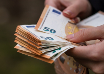 Καστοριά: Ηλικιωμένος βγήκε στον δρόμο και πετούσε 50ευρα