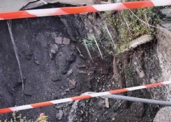 Κρατήρας άνοιξε σε χωριό της Αιτωλοακαρνανίας – Δείτε φωτογραφίες  