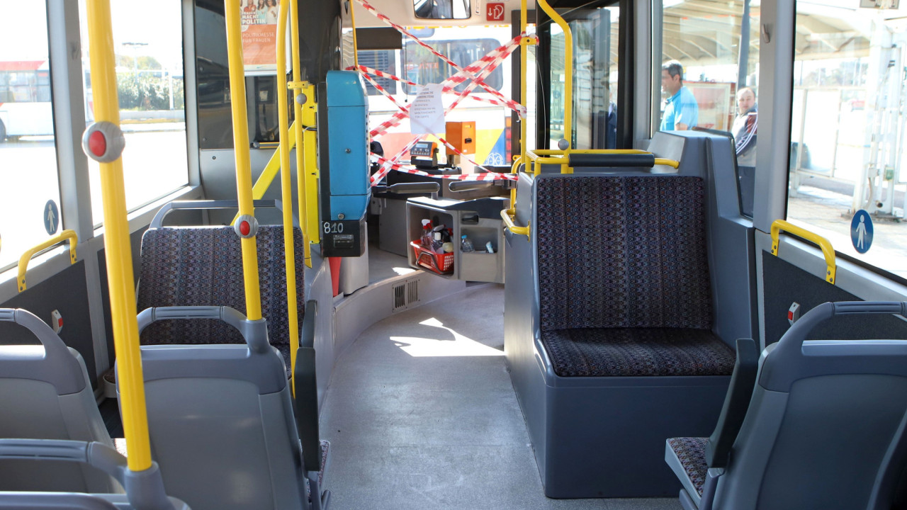 Λαμία: Νεαρός επιδειξίας άρχισε να αυνανίζεται μέσα σε αστικό