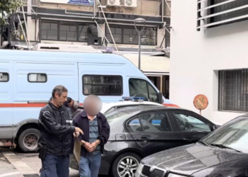 Λάρισα: Παραδόθηκαν τα 2 αδέρφια που αναζητούνταν για την υπόθεση με τις λίρες