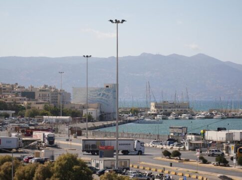 Λιμάνι Ηρακλείου: Οδηγός φορτηγού γλίστρησε και τραυματίστηκε στο χέρι