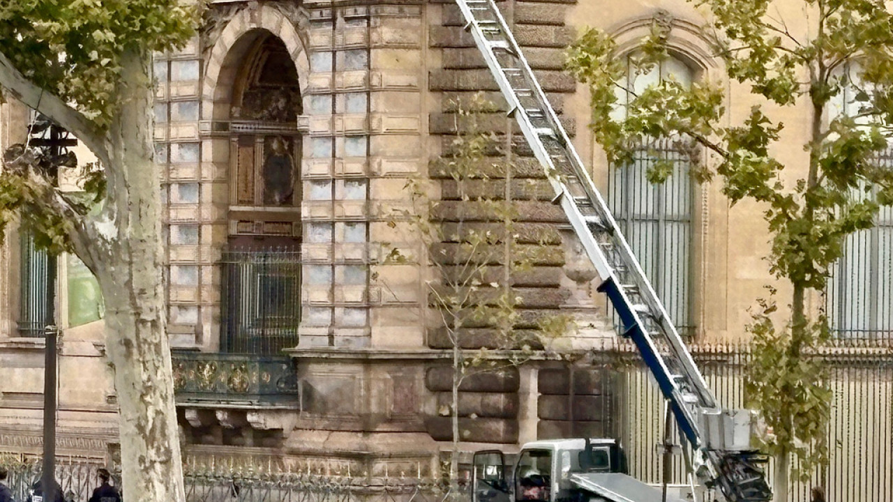 Ληστεία στο Λούβρο: Η viral διαφημιστική καμπάνια της εταιρείας με το ανυψωτικό μηχάνημα