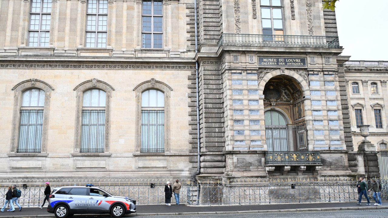 Λούβρο: Εντοπίστηκε DNA ενός από τους 2 συλληφθέντες για τη ληστεία στο Λούβρο