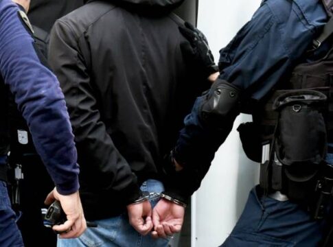 Μαχαιρώματα στη Μεσαρά: Για απόπειρα ανθρωποκτονίας διώκεται ο 55χρονος πατέρας