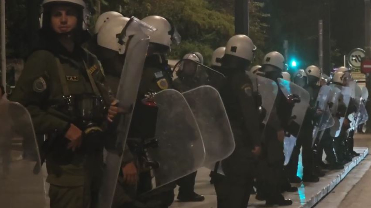 ΜΑΤ μπροστά στο μνημείο του Άγνωστου Στρατιώτη