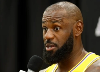 NBA: Ο ΛεΜπρόν Τζέιμς θα χάσει την έναρξη της σεζόν 2025-26 λόγω ισχιαλγίας