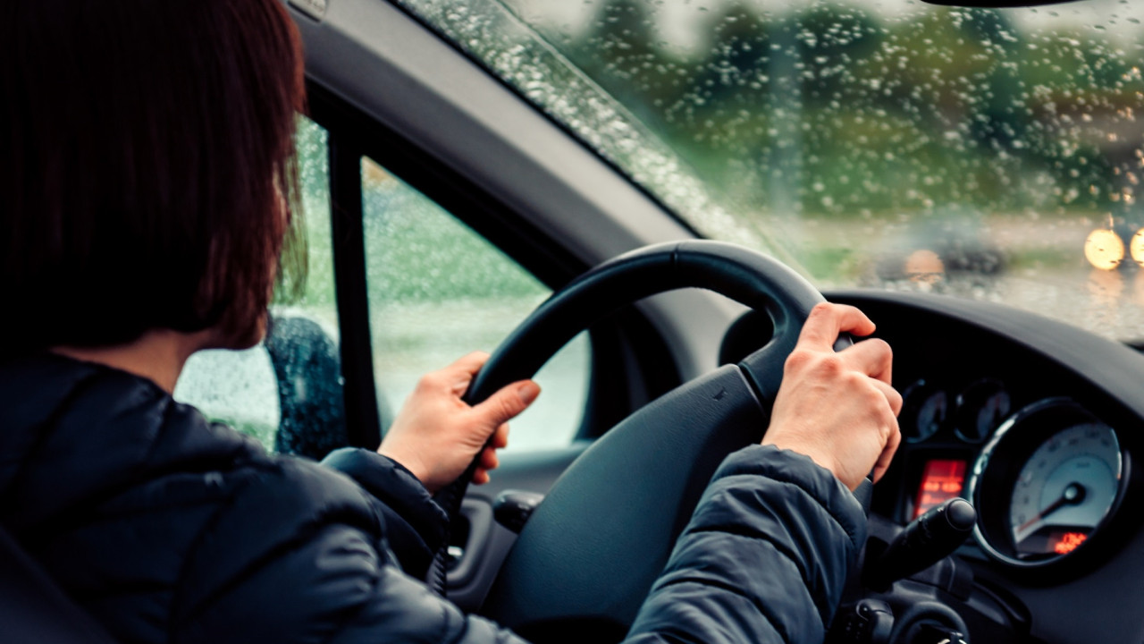 Νέος ΚΟΚ: Μπορώ να οδηγώ με χοντρό μπουφάν; Το υπουργείο Μεταφορών απαντά στα fake news