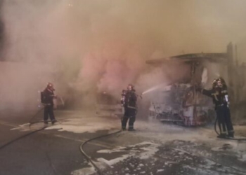 Νταλίκες «τυλίχθηκαν» στις φλόγες στο λιμάνι του Ηρακλείου – Δείτε βίντεο