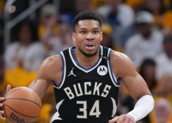 O Γιάννης Αντετοκούνμπο 4ος πιο καλοπληρωμένος παίκτης του NBA σύμφωνα με τη λίστα του Forbes