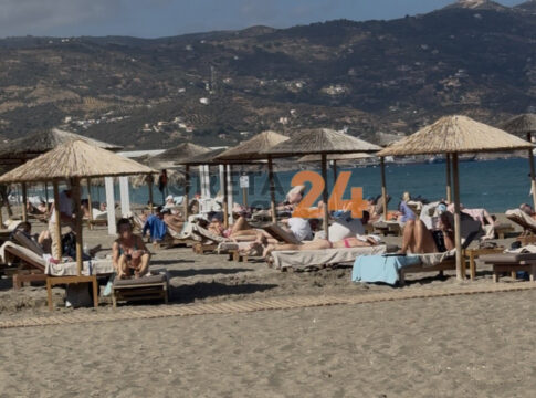 Οκτώβριος όπως Ιούλιος στην Κρήτη: Γεμάτες οι παραλίες του Ηρακλείου