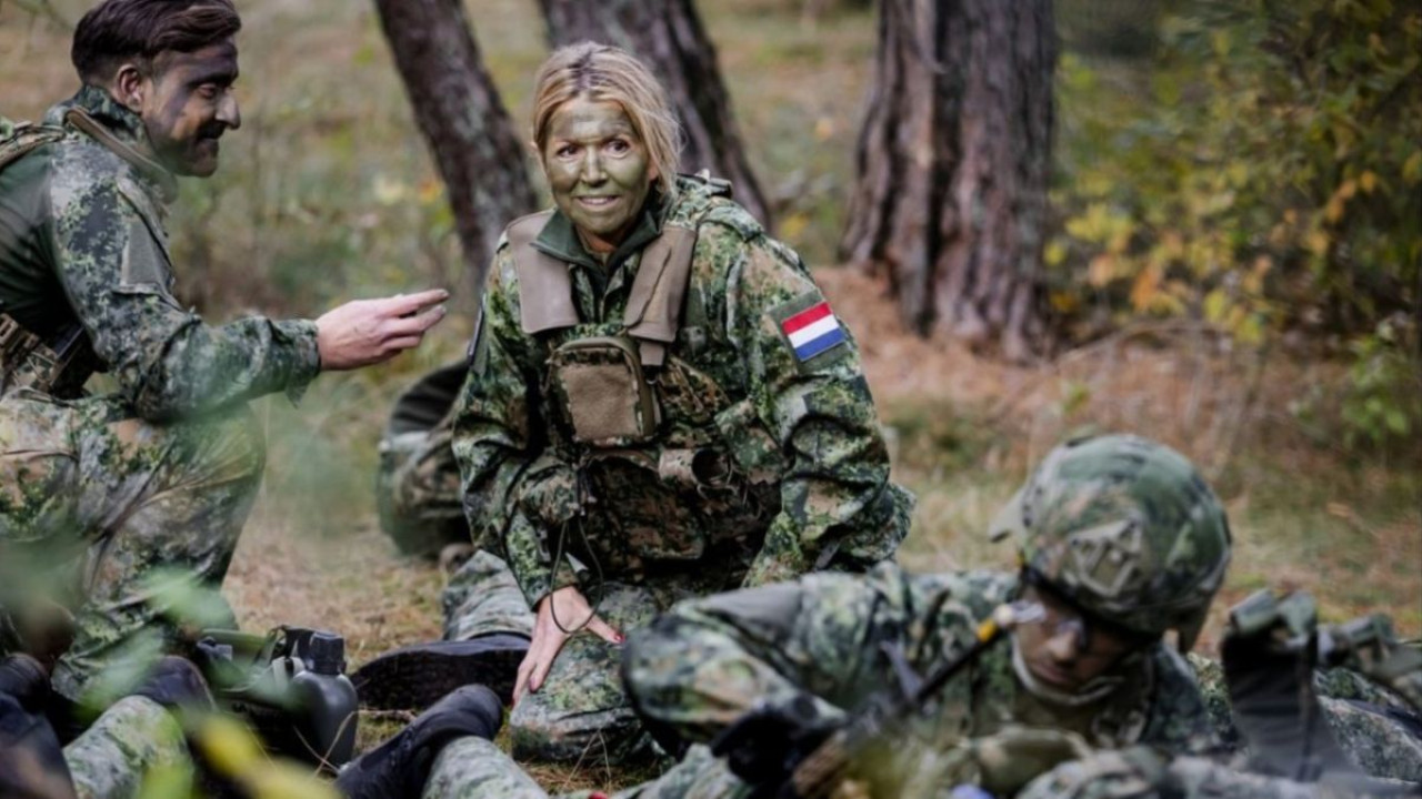 Ολλανδία: Με φούμο και στρατιωτική παραλλαγή η βασίλισσα Μάξιμα