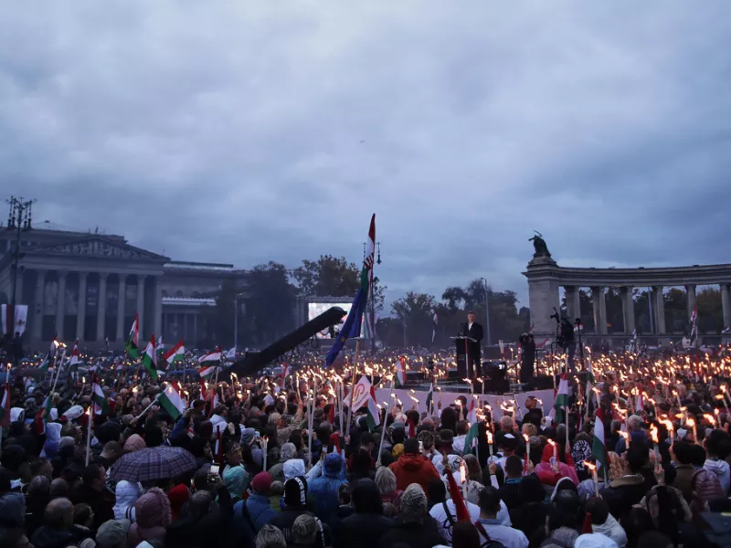 Ουγγαρία: Δεκάδες χιλιάδες Ούγγροι στους δρόμους, σε διαφορετικές διαδηλώσεις της κυβέρνησης και της αντιπολίτευσης