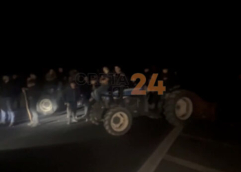 Παραμένουν στο μπλόκο στον Καρτερό οι αγροτοκτηνοτρόφοι – Κλειστός ο ΒΟΑΚ μέχρι τα μεσάνυχτα