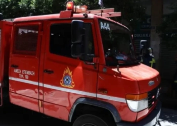 Πήραν φωτιά οι παλέτες – Άμεση η επέμβαση της Πυροσβεστικής