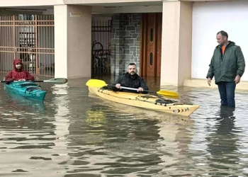 Πλημμύρισε το Μεσολόγγι: Φρεάτια, υπόγεια και δρόμοι ένα ποτάμι - Δείτε βίντεο