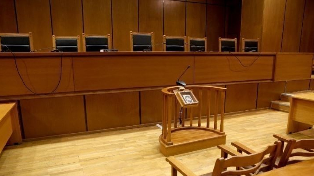 Ποινή 10ετούς κάθειρξης σε 25χρονη που έβαζε την ανήλικη κόρη της να ζητιανεύει ολημερίς έξω από κατάστημα