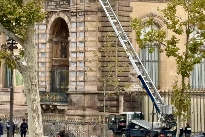 Louvre museum Thieves