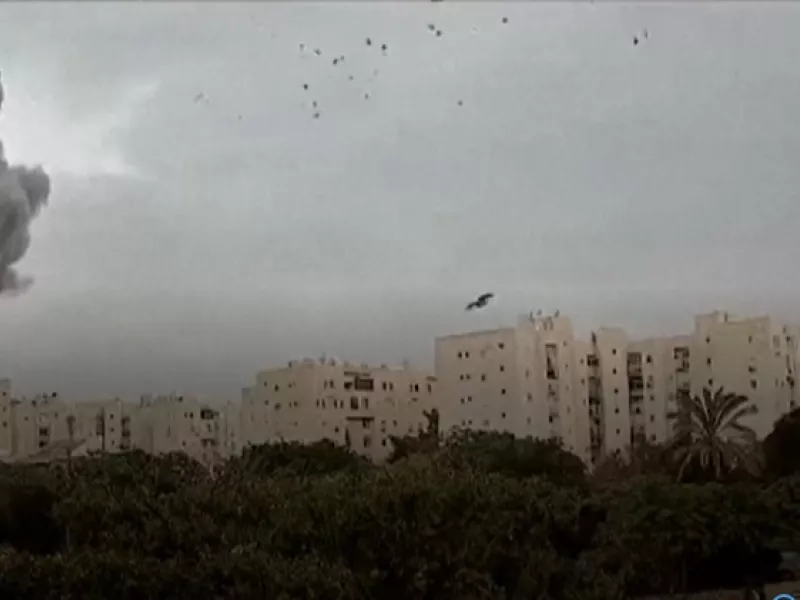 Καπνός πάνω από πολυκατοικίες