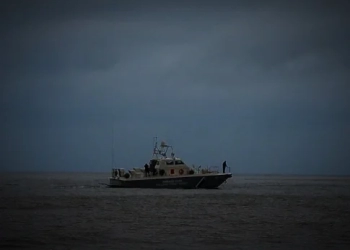 Σκάφος με δεκάδες μετανάστες ανοιχτά του Τσούτσουρα