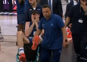 Σοκαριστικός τραυματισμός για Γιώργο Παπαγιάννη στο Εφές – Παναθηναϊκός: Αποχώρησε σε καροτσάκι με κλάματα