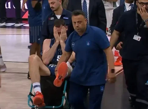 Σοκαριστικός τραυματισμός για Γιώργο Παπαγιάννη στο Εφές – Παναθηναϊκός: Αποχώρησε σε καροτσάκι με κλάματα