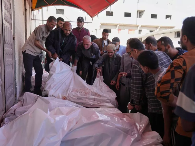 Πλήθος με σορούς στη Γάζα