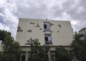 Σοβαρή καταγγελία του Εργατικού Κέντρου Ηρακλείου για δημόσιο κτίριο: “Κινδυνεύουν πολίτες και μαθητές”