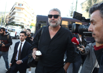 Στην Ευελπίδων έφτασε ο Βασίλης Μπισμπίκης για την εξ αναβολής δίκη του
