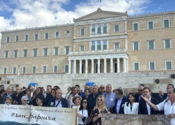 Στην κινητοποίηση για το μνημείο στην Παπούρα, στην Αθήνα, η Ελένη Βατσινά