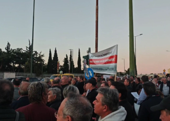 Συγκέντρωση διαμαρτυρίας στρατιωτικών και απόστρατων απέναντι από το Υπουργείο Εθνικής Άμυνας
