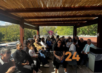 Συγκίνηση στην Κνωσό: Οι αρχαιοφύλακες τίμησαν συνάδελφό τους που συνταξιοδοτήθηκε