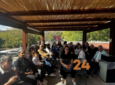 Συγκίνηση στην Κνωσό: Οι αρχαιοφύλακες τίμησαν συνάδελφό τους που συνταξιοδοτήθηκε