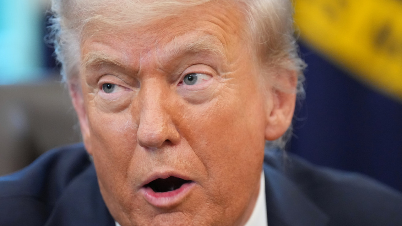 Συνεχίζει να «βυθίζεται» η δημοτικότητα του Τραμπ